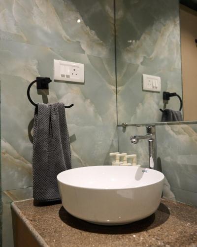 baño con lavabo blanco en la encimera en Miraya Villa, en Malavli