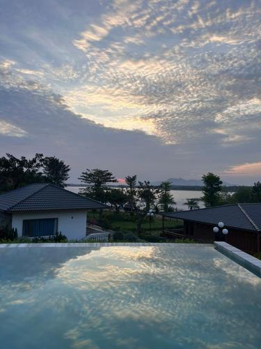 a view of the sky over a swimming pool at Lakeside Đá Bàng Ecolodge, ấp Tân Hiệp, xã Long Tân, Huyện Đất Đỏ, BRVT in La Sơn