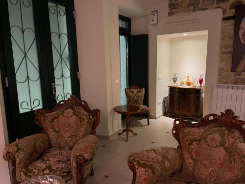 a living room with two chairs and a table at B&B Porta Verde in Castelbottaccio