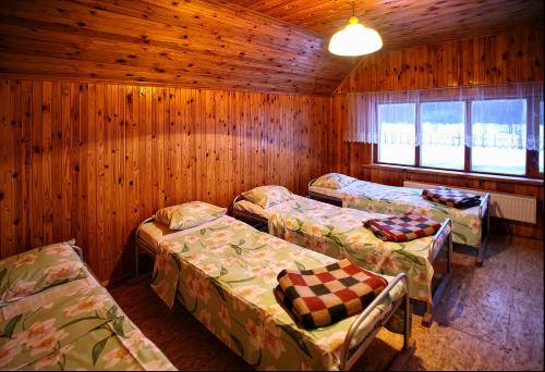 Tempat tidur dalam kamar di Oškrogs