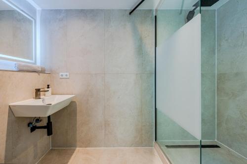 Modern Stay Unique Berlin في برلين: حمام مع حوض ودش زجاجي