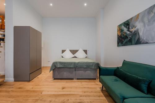 Modern Stay Unique Berlin في برلين: غرفة معيشة بها أريكة وسرير