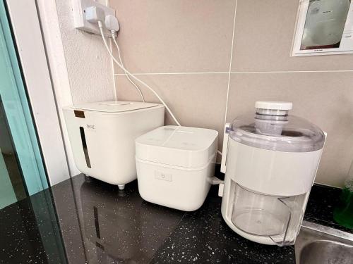 a coffee maker and a mixer in a bathroom at myRoom at 11, Jalan Adams Georgetown in George Town