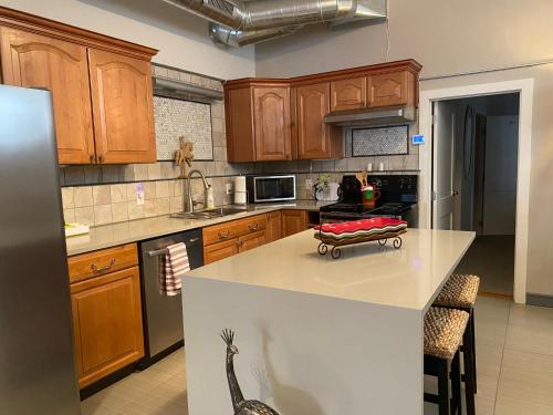 Carousel Lofts - cool space and great locationにあるキッチンまたは簡易キッチン