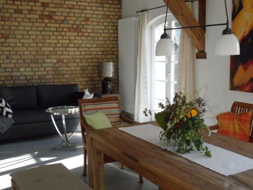 a living room with a table and a couch at Ferienwohnung Gurvitz in Rambin