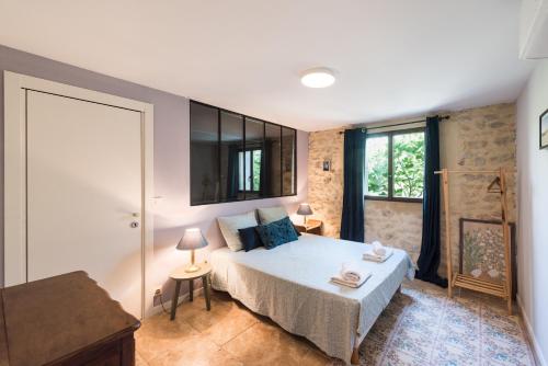 Ένα ή περισσότερα κρεβάτια σε δωμάτιο στο Domaine Sesquier