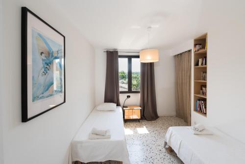 Ένα ή περισσότερα κρεβάτια σε δωμάτιο στο Domaine Sesquier
