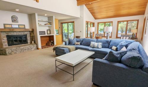 Χώρος καθιστικού στο Waterfront Charm on Lake Sunapee