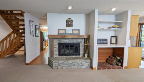 Φωτογραφία από το άλμπουμ του Waterfront Charm on Lake Sunapee σε Newbury