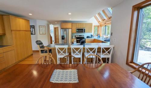 Η κουζίνα ή μικρή κουζίνα στο Waterfront Charm on Lake Sunapee