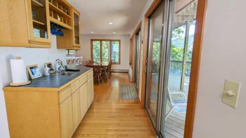 Η κουζίνα ή μικρή κουζίνα στο Waterfront Charm on Lake Sunapee