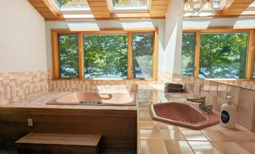 Χώρος καθιστικού στο Waterfront Charm on Lake Sunapee