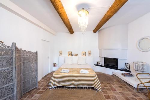 Ένα ή περισσότερα κρεβάτια σε δωμάτιο στο Domaine Sesquier