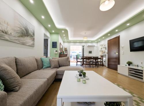Penthouse 4BD apt near Acropolis and metro