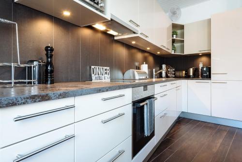 Una cocina o zona de cocina en NYON - SUPERB flat by the lake