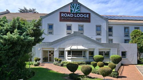 a rendering of the front of the hotel at Road Lodge Germiston in Germiston