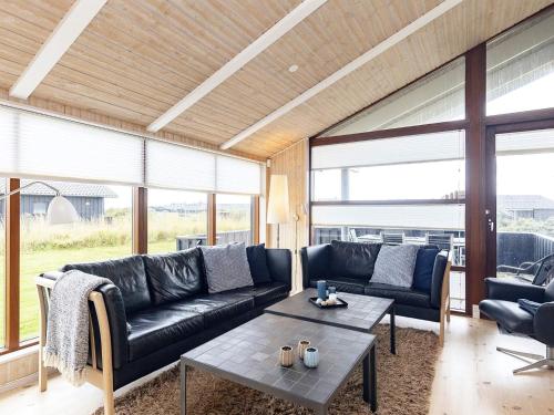 ロンストラップにある8 person holiday home in Hjørring-By Traumのソファとテーブルのあるリビングルーム