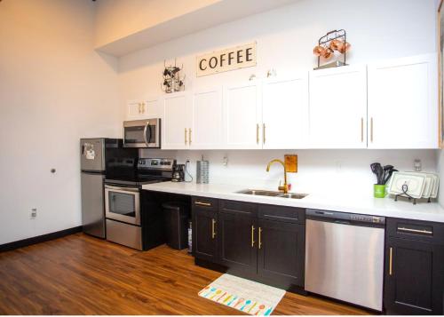Dapur atau dapur kecil di Downtown Luxury by Suite Nation