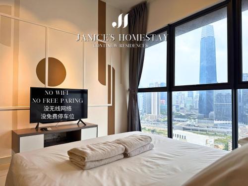 Un dormitorio con una cama y una ventana grande. en Continew Residence by Janice's Homestay, en Kuala Lumpur
