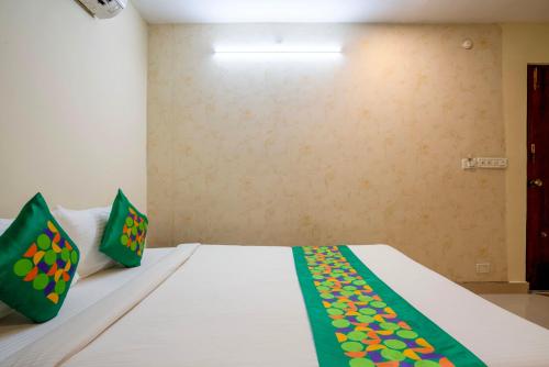 Treebo Srico, Banjara Hillsにあるベッド