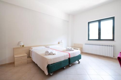 a bedroom with a bed with towels on it at Heart's Home - La casa degli amici di Monteverde in Monteverde