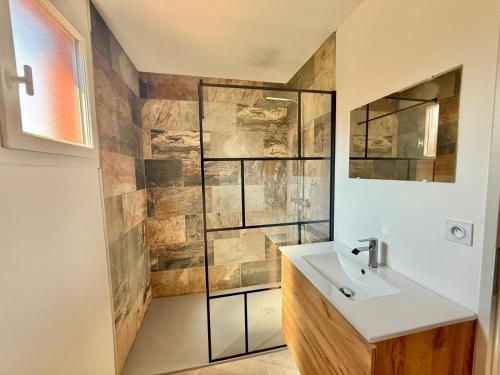 a bathroom with a sink and a shower at Villa cosy avec piscine à Collioure in Collioure