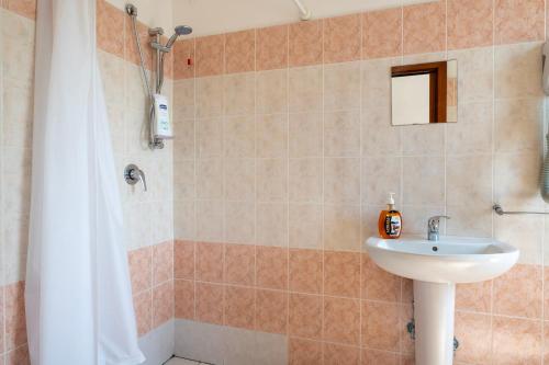 a bathroom with a sink and a shower at Heart's Home - La casa degli amici di Monteverde in Monteverde