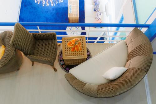 a living room with two chairs and a couch at Sheva Om in Ban Wat Pho Thong