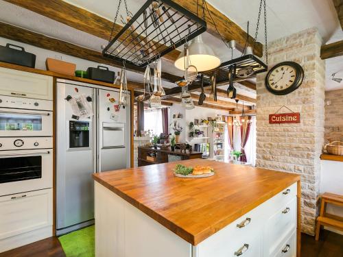 Dapur atau dapur kecil di Villa Experience for 6 people with private heated pool & pet friendly