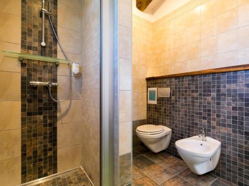 Bilik mandi di Villa Experience for 6 people with private heated pool & pet friendly