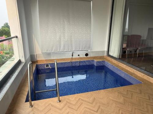 een zwembad in een kamer met bij The Punjoy Inn in Bhucho