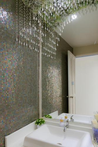 a bathroom with a sink and a mirror at Sheva Om in Ban Wat Pho Thong