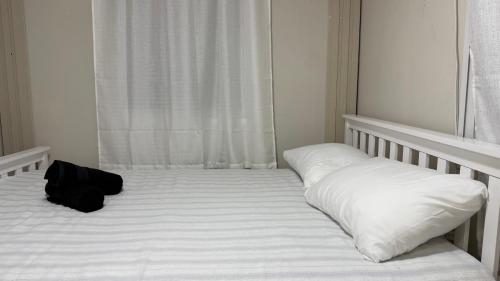にあるמרגלות הגלעד- צימר פרטי וקסום בלב העמקの白いベッド(黒い袋付)