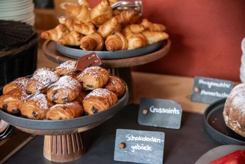 two plates of pastries on a table with pastries at Gutshofhotel Winkler Bräu in Lengenfeld