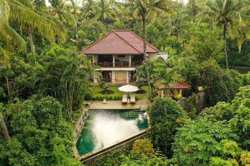 Bazén v ubytování Villa Tunjung- 3BR, infinity pool, staff nebo v jeho okolí