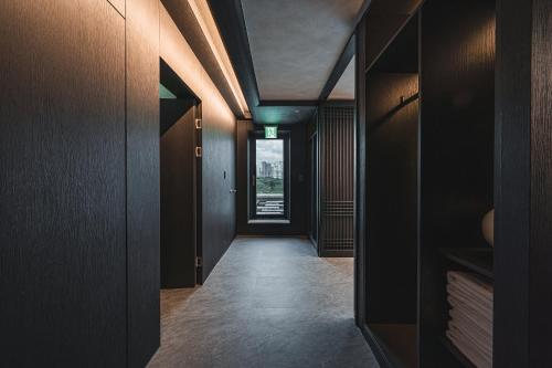 a hallway with a door leading to a window at GOYOO INN & homes in Seoul