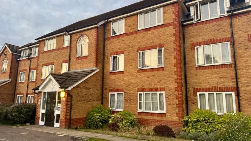 ロンドンにあるStylish 2 Bed Home with parkingの白窓の赤レンガ造り