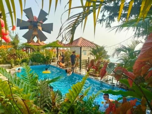 a view of the pool at the disneyland resort at Kén Homestay in Tam Ðảo