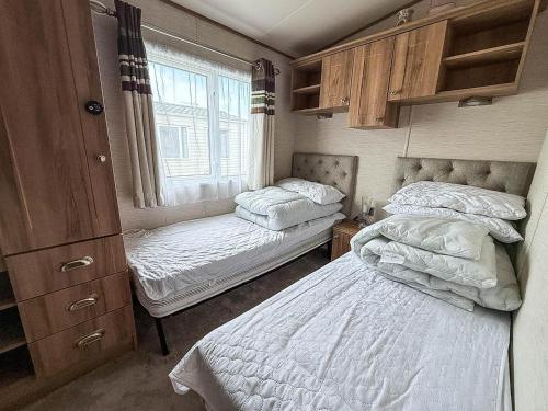 Ένα ή περισσότερα κρεβάτια σε δωμάτιο στο Beautiful Caravan With Free Wifi At Broadland Sands Holiday Park Ref 20292Bs