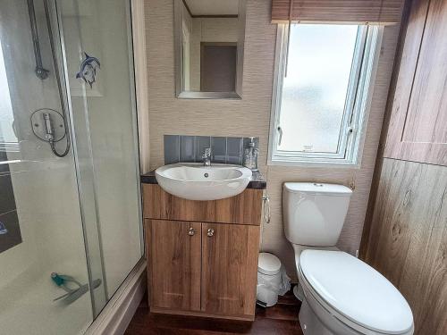 Ένα μπάνιο στο Beautiful Caravan With Free Wifi At Broadland Sands Holiday Park Ref 20292Bs