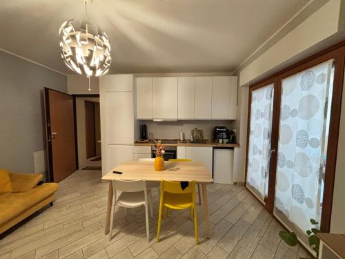 a kitchen and dining room with a table and chairs at Guest house zona Università - Ospedale in Chieti