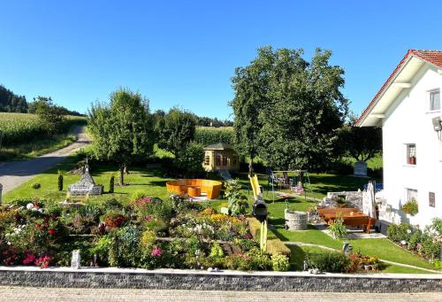 a garden in front of a house at Ferienwohnung Haus Elfriede in Neukirchen beim Heiligen Blut