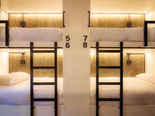 Ένα ή περισσότερα κρεβάτια σε δωμάτιο στο Lanna Loft Hostel