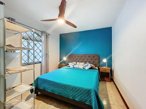 ペレベールにあるVilla Melissa Pereybere beachの青いベッドルーム(ベッド1台、天井ファン付)