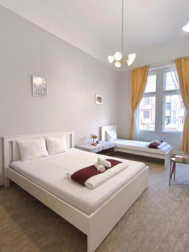 ブダペストにあるApartment in Baross Budapestの白いベッドルーム(大型ベッド、テディベア付)