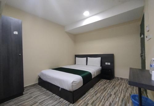 a bedroom with a large bed in a room at Fast Hotel Idaman Near To IIUM KL in Kuala Lumpur