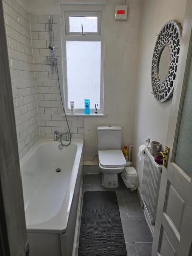 un bagno con vasca, WC e lavandino di Salus bed 3 Liverpool City a Liverpool