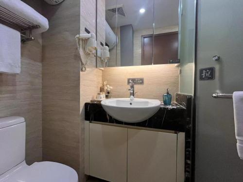 北京市にあるHome Inn Paibaiyun Hotel Beijing Changying Subway Station Chaoyang Hospital East Branchの洗面台とトイレ付きのバスルーム