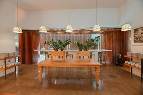 a dining room with a table and chairs at Inspira Liberdade Boutique Hotel in Lisbon