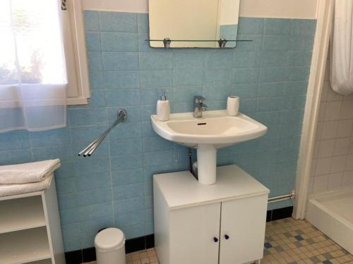 a bathroom with a sink and a toilet and a tub at Maison de vacances in Nadaillac